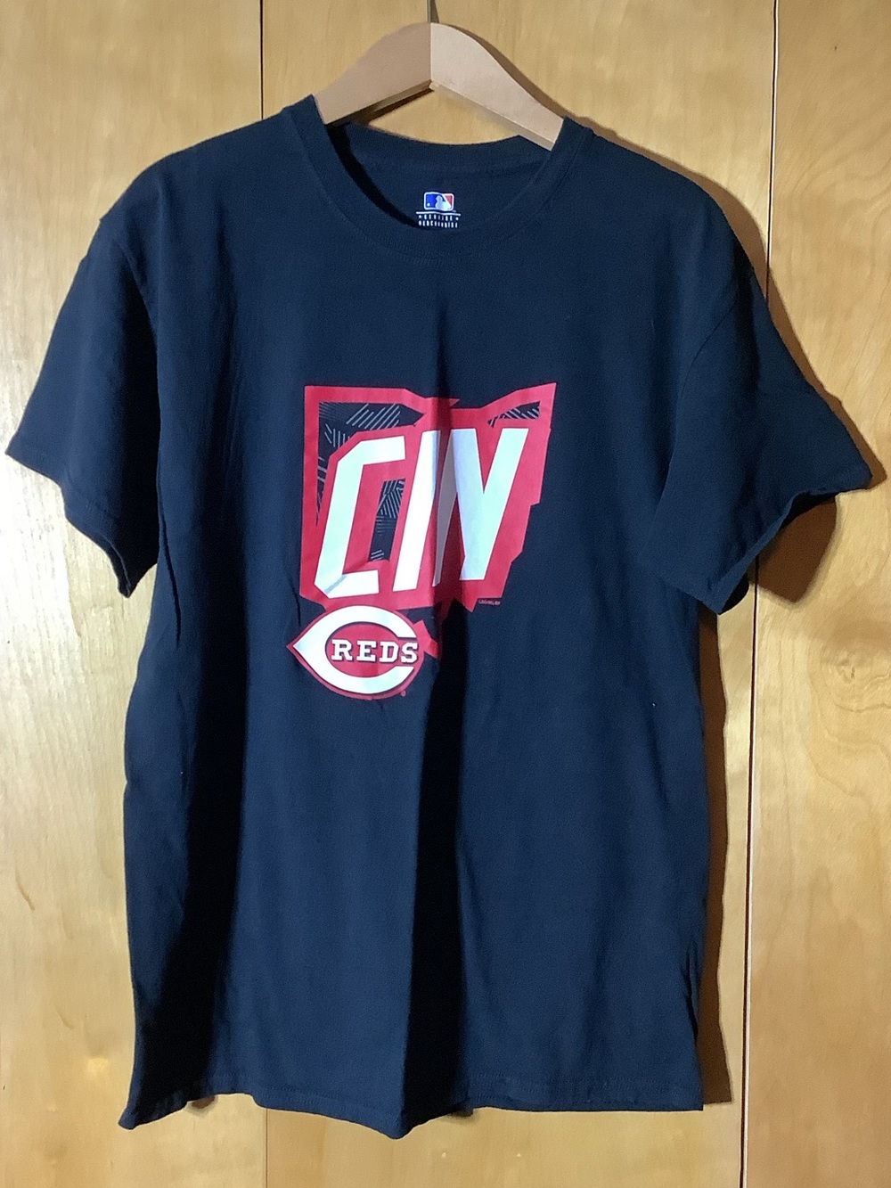 Cincinnati Reds black Ohio outline tee, size large